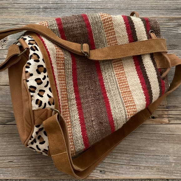 Last Chance🥳! Chloe & Lex Drawstring Bucket/Backpack Bag. - Picture 2 of 12